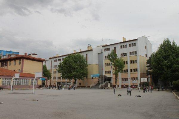 Çocuğunu döven öğretmeni dersten çıkartıp darbetti