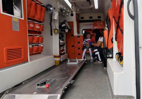 Denizli'de lüks ciple öğrenci servisi çarpıştı