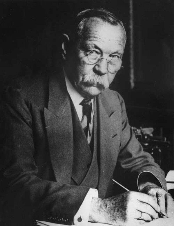 Sir Arthur Conan Doyle ve eseri Sherlock Holmes