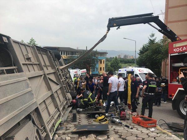 Kocaeli'de otobüs devrildi
