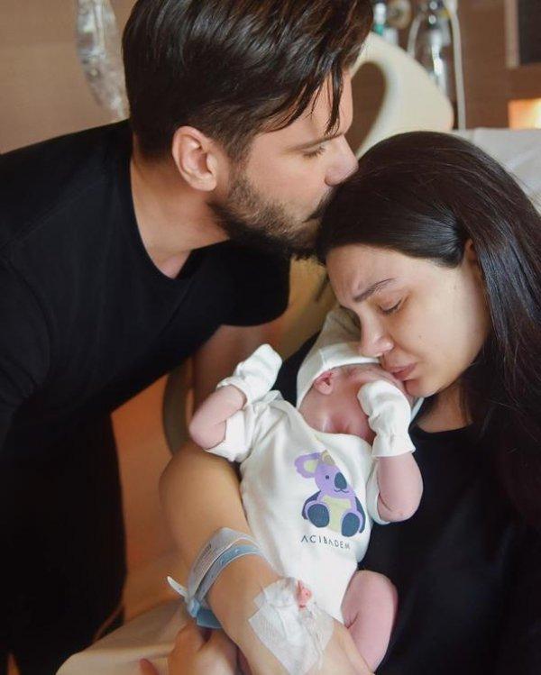 Tolgahan Sayışman ve Almeda Abazi'den oğullarıyla ilk poz