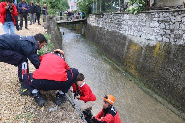 Bolu'da 8 yaşındaki bir çocuk 3 metreden dereye düştü