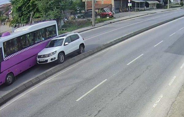 Sakarya'da otomobil otobüse çarpıp karşı şeride geçti