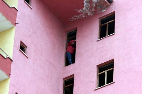 Kayseri'de intihar için 12. katın penceresine çıktı
