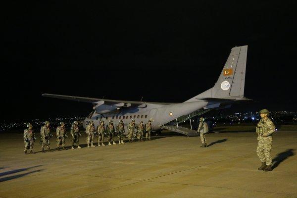 Yarasa Komandolar gece atlayışı gerçekleştirdi