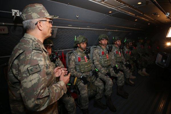 Yarasa Komandolar gece atlayışı gerçekleştirdi