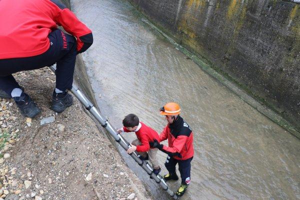 Bolu'da 8 yaşındaki bir çocuk 3 metreden dereye düştü