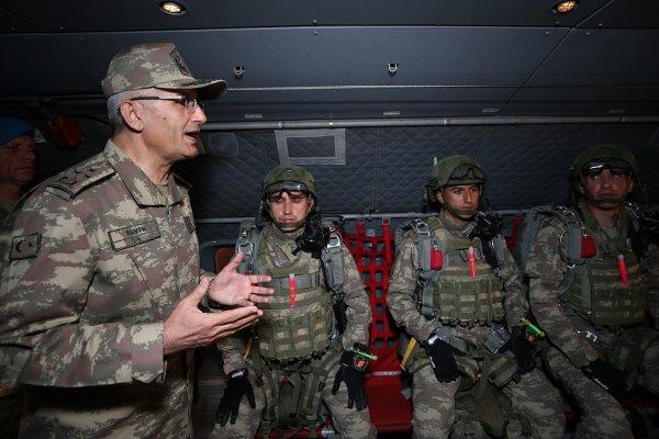 Yarasa Komandolar gece atlayışı gerçekleştirdi