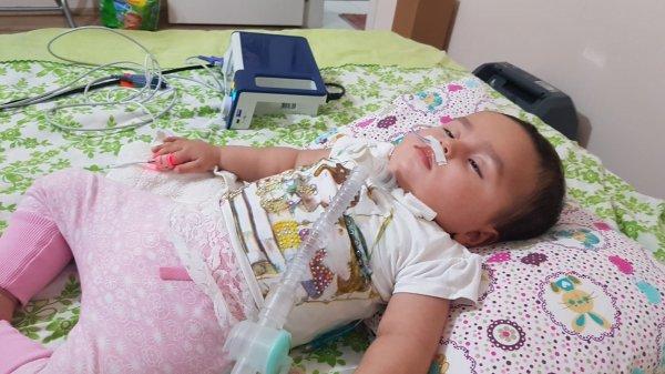 1,5 yaşındaki Ülkü tedavisi olmayan krabbeyle savaşıyor