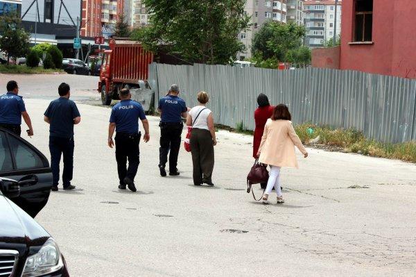 Kayseri'de intihar için 12. katın penceresine çıktı