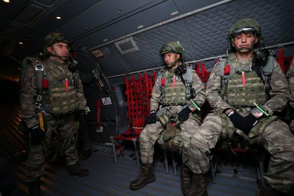 Yarasa Komandolar gece atlayışı gerçekleştirdi