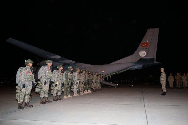 Yarasa Komandolar gece atlayışı gerçekleştirdi