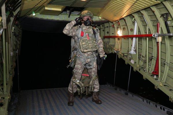 Yarasa Komandolar gece atlayışı gerçekleştirdi
