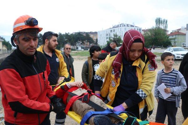 Bolu'da 8 yaşındaki bir çocuk 3 metreden dereye düştü