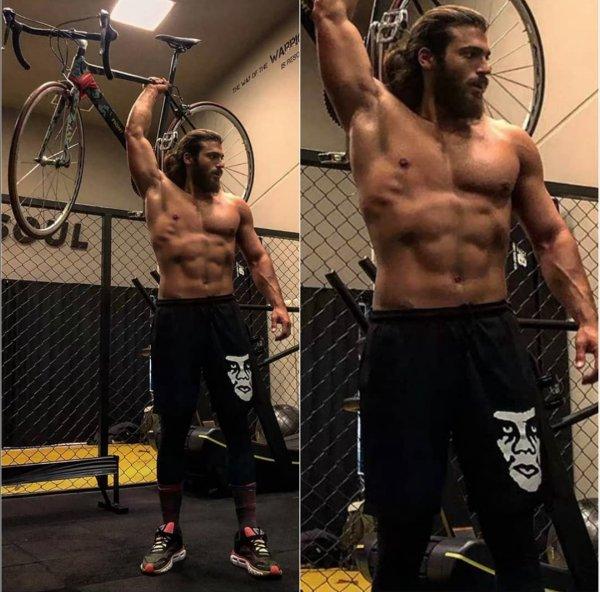 Can Yaman'dan kas şov