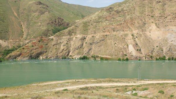 Keban yükseldi, araçlar sular altında kaldı