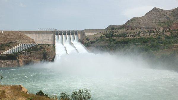 Keban yükseldi, araçlar sular altında kaldı