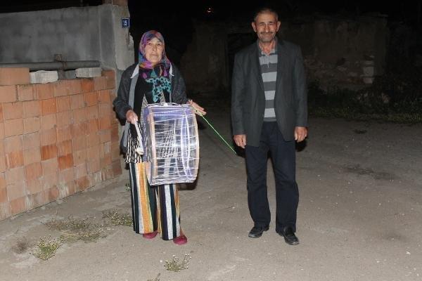 6 yıldır mahalleliyi Sevgi Abla uyandırıyor