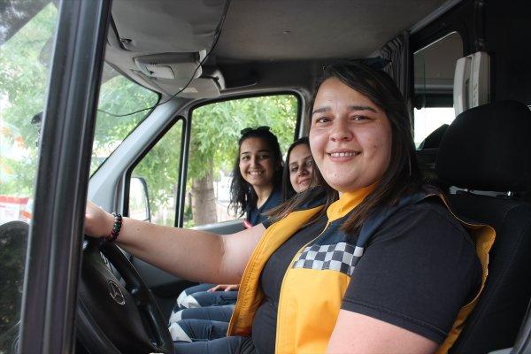 Kadın ambulans şoförünü görenler şaşırıyor