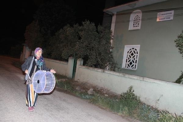 6 yıldır mahalleliyi Sevgi Abla uyandırıyor