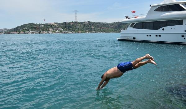 İstanbul'da hava ısındı, vatandaşlar soluğu denizde aldı