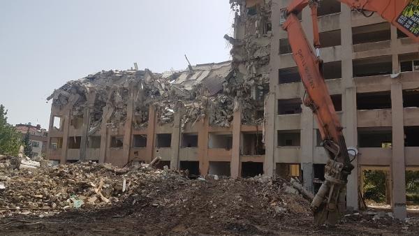 Bahçelievler'de tehlikeli yıkım