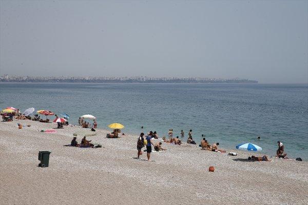 Antalya'da su sıcaklığı 28 dereceye çıktı