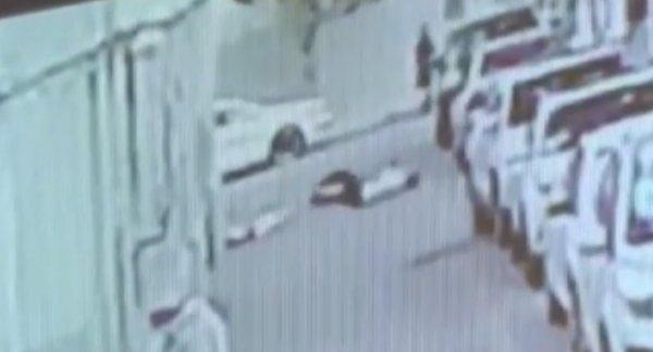 Çin'de balkondan düşen çocuğu kurtaran adam