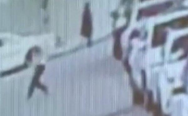 Çin'de balkondan düşen çocuğu kurtaran adam