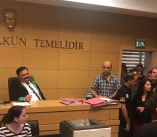 Etek boyuna karışan hakimden sakal düzeltmesi