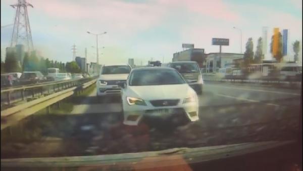 Bakırköy'de yol verme kavgasında bıçak çekildi