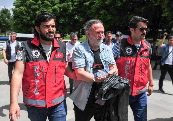 Pedofili ifadeler içeren kitabın yayıncısı teslim oldu