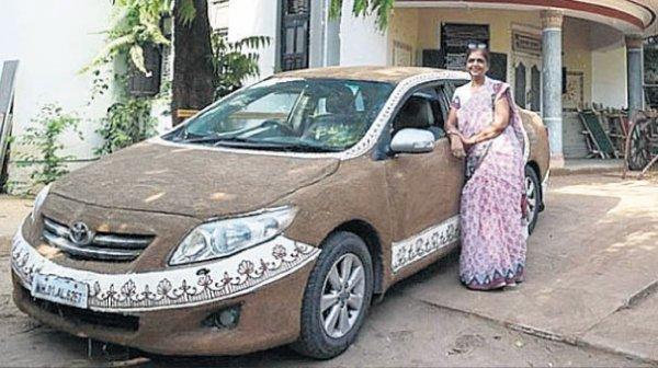 Hindistan'da aracını tezekle kaplayan kadın