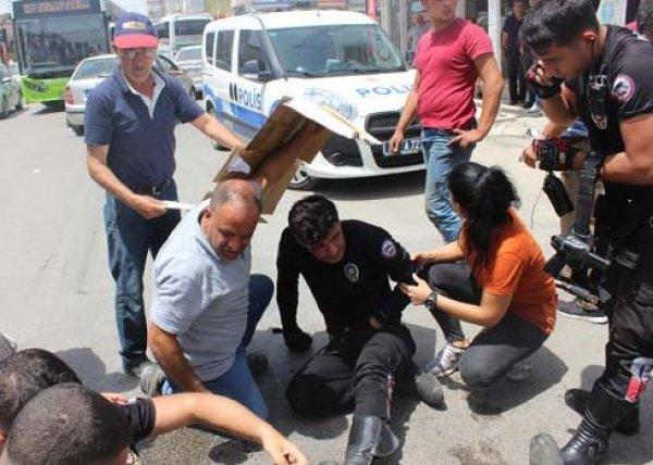 Adanalılar yaralı polisleri güneşten korudu