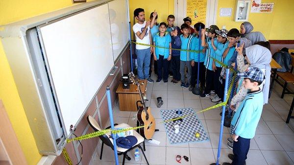 Öğrencilere farklı metotlarla İngilizce öğreten öğretmen