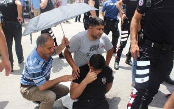 Adanalılar yaralı polisleri güneşten korudu