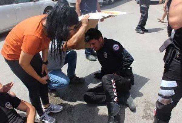 Adanalılar yaralı polisleri güneşten korudu