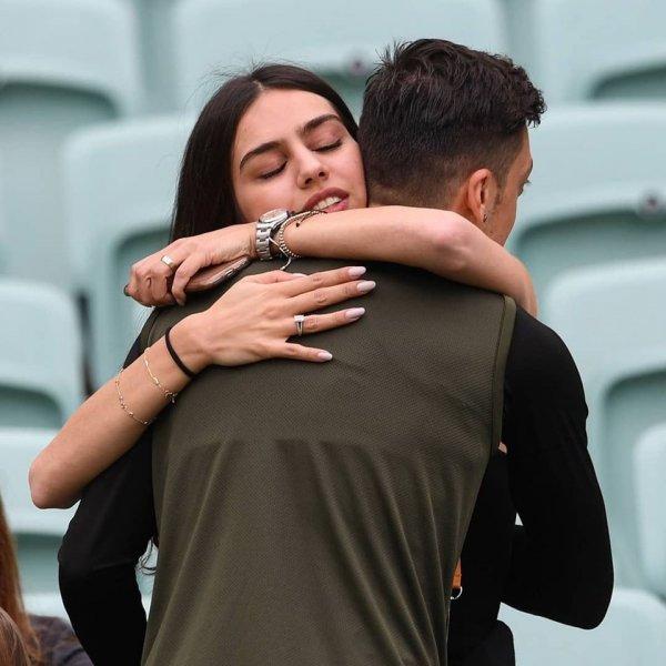 Özil'den Amine Gülşe'ye 200 bin liralık yüzük