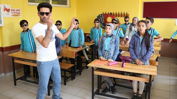 Öğrencilere farklı metotlarla İngilizce öğreten öğretmen