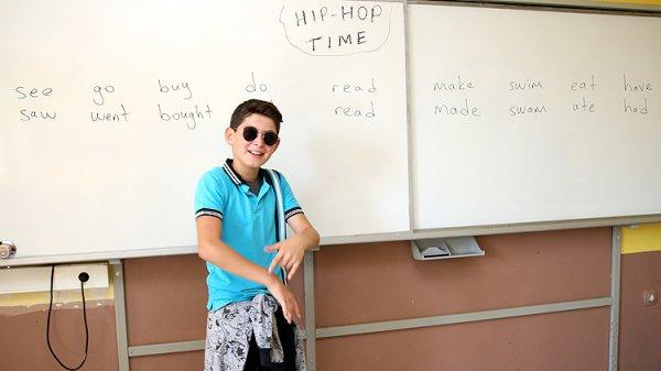 Öğrencilere farklı metotlarla İngilizce öğreten öğretmen