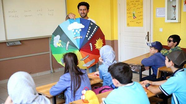Öğrencilere farklı metotlarla İngilizce öğreten öğretmen