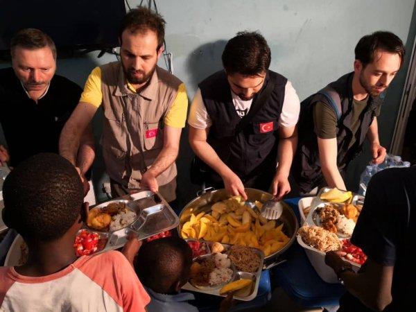 Tanzanya'da çocukların yüzünü güldüren dört gönüllü