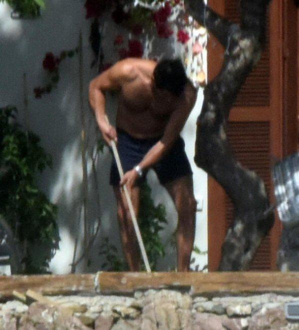 Kenan İmirzalıoğlu tatilde temizlik yapıyor