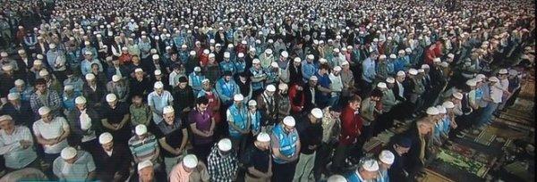 Yenikapı’da teravih namazında yüz binlerce kişi saf tuttu
