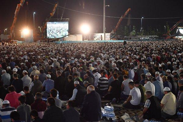 Yenikapı’da teravih namazında yüz binlerce kişi saf tuttu