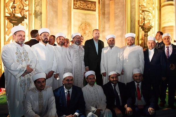 Yenikapı’da teravih namazında yüz binlerce kişi saf tuttu