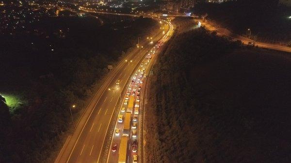 TEM otoyolunda trafik durma noktasına geldi