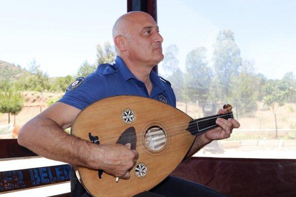 Fethiye polisinden vatandaşlara bayram senfonisi