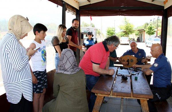 Fethiye polisinden vatandaşlara bayram senfonisi