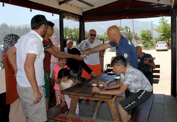 Fethiye polisinden vatandaşlara bayram senfonisi